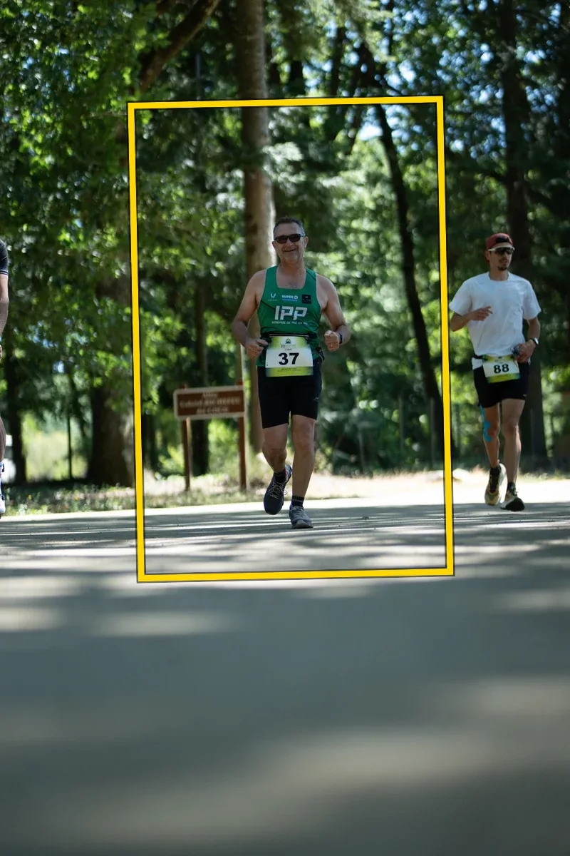 Runner with bib 37 — plein cadre brut, penché avant redressement