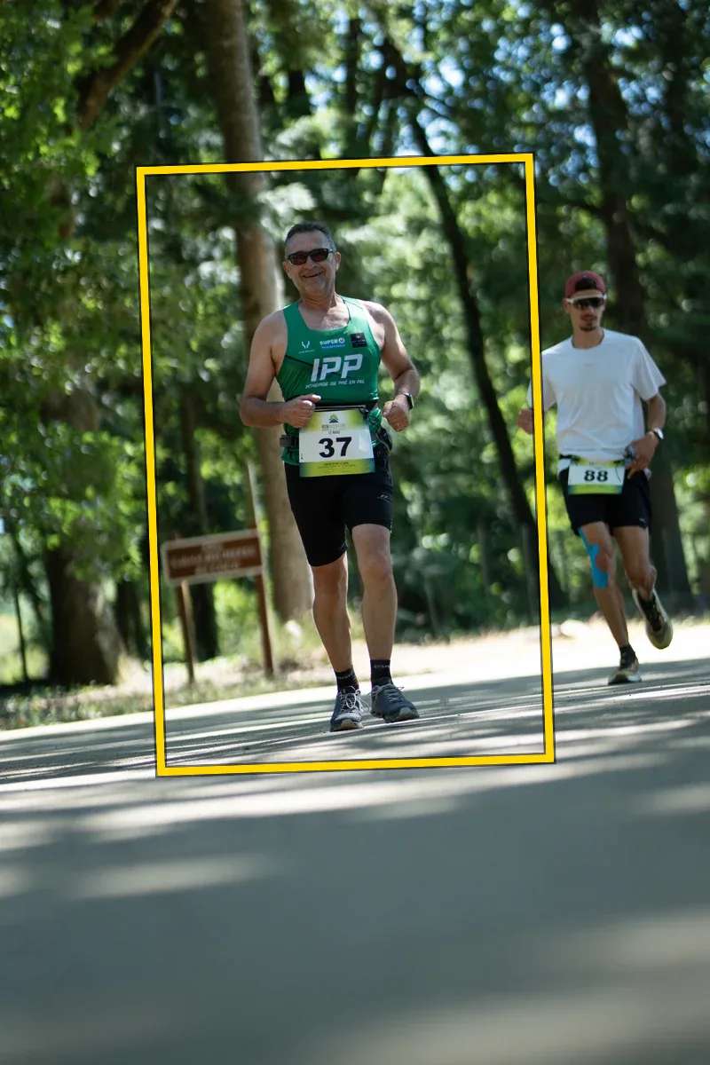 Runner with bib 37, close-up — plein cadre brut, penché avant redressement