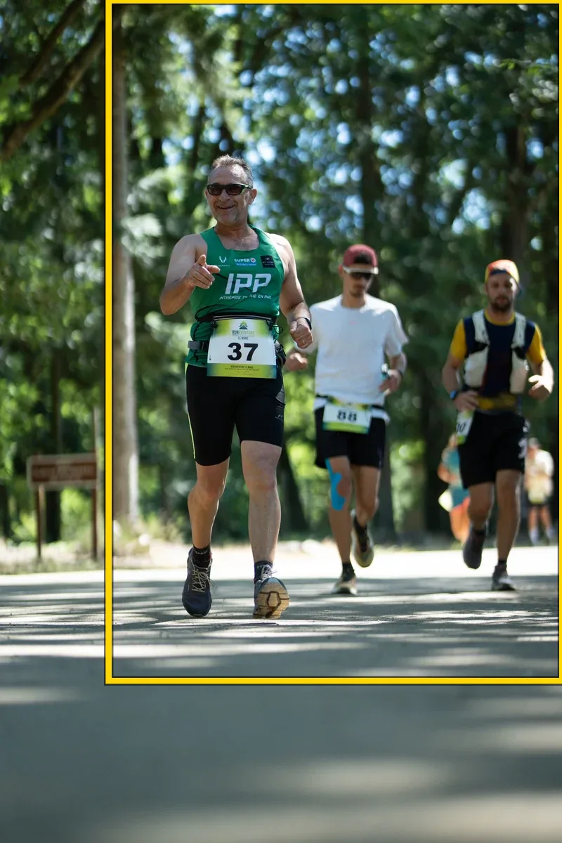 Runner with bib 37, among other runners — plein cadre brut, penché avant redressement